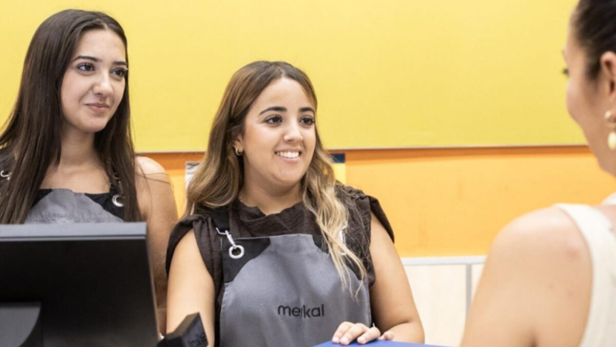 Carmen y Oumaima, usuarias del programa Incorpora de la Fundación ”la Caixa”, trabajando en la zapatería Merkal de Zaragoza.© Fundación ”la Caixa”