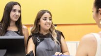 Carmen y Oumaima, usuarias del programa Incorpora de la Fundación ”la Caixa”, trabajando en la zapatería Merkal de Zaragoza.© Fundación ”la Caixa”