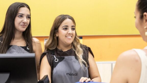 Carmen y Oumaima, usuarias del programa Incorpora de la Fundación ”la Caixa”, trabajando en la zapatería Merkal de Zaragoza.© Fundación ”la Caixa”