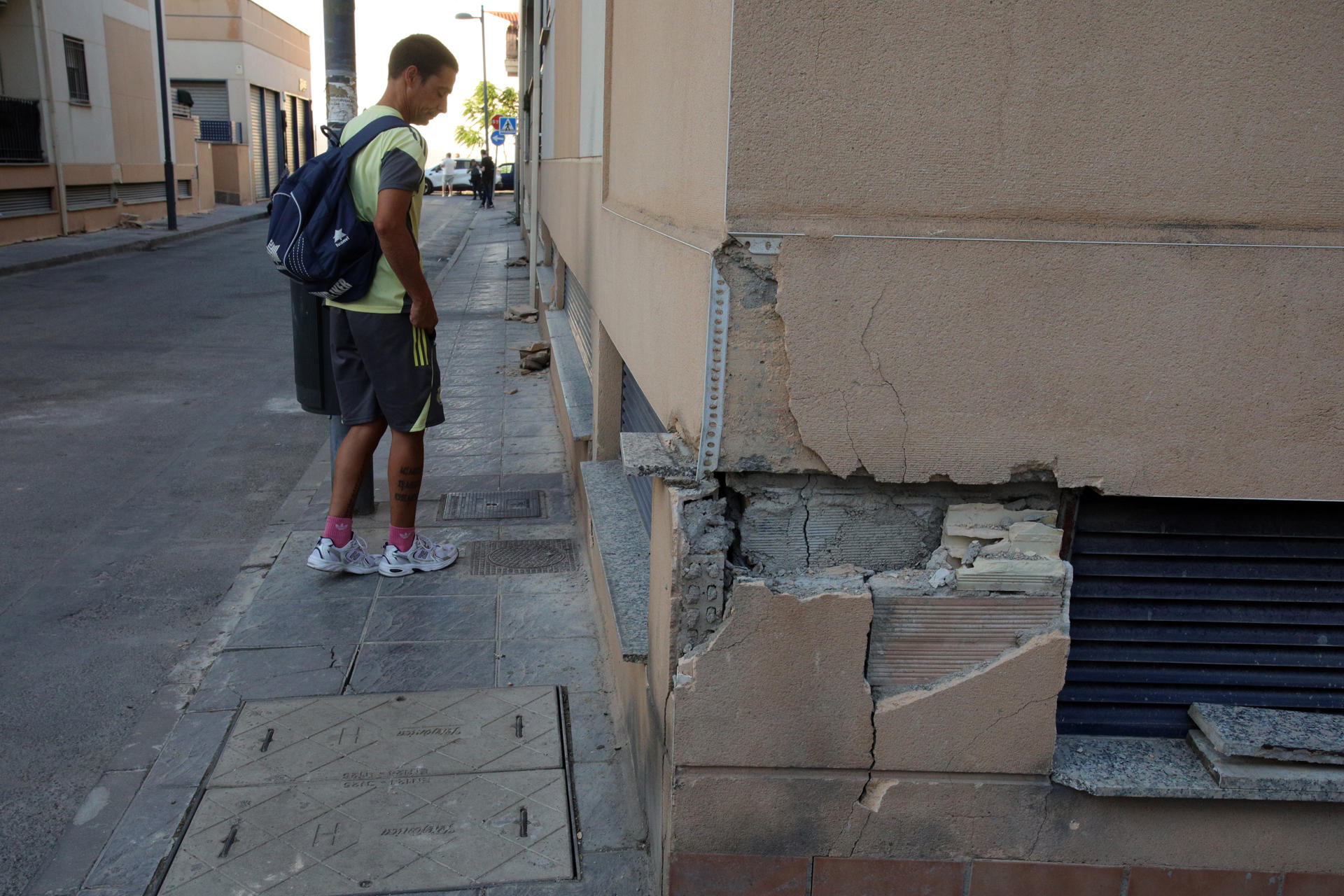 GRANADA 18/08/2026.- Un hombre observa desperfectos causados en Las Gabias después de diferentes temblores de esta mañana en dicha localidad de Granada. EFE/Pepe Torres.