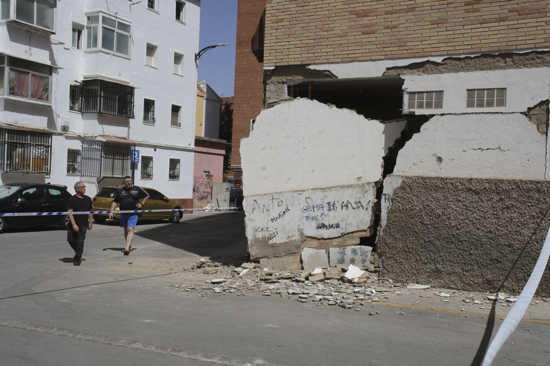 GRANADA, 18/08/2026.- Daños tras la serie de terremotos este martes en Granada que han dejado tres heridos leves, con una menor trasladada al hospital. El terremoto de magnitud 4,7 y con epicentro en la localidad granadina de Gójar, así como sus cuatro réplicas, que ha obligado a desalojar de manera preventiva los Palacios Nazaríes y la Alcazaba del monumento de la Alhambra de Granada. EFE/ Pepe Torres