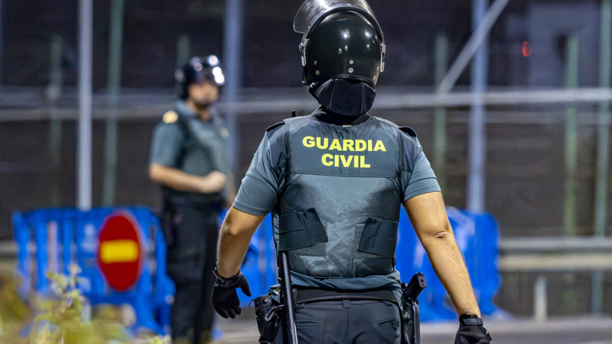 MELILLA, 01/08/2026.- La tranquilidad ha vuelto a la valla fronteriza de Melilla tras una noche, la segunda consecutiva, de presión migratoria en diferentes puntos del perímetro y entradas irregulares que aún no han sido cuantificadas de forma oficial y que provocaron un gran trasiego de patrullas y uso de material antidisturbios para repelerlos. EFE/Giner
