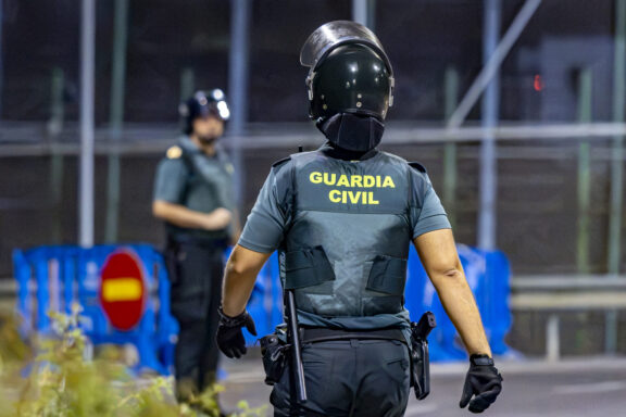 MELILLA, 01/08/2026.- La tranquilidad ha vuelto a la valla fronteriza de Melilla tras una noche, la segunda consecutiva, de presión migratoria en diferentes puntos del perímetro y entradas irregulares que aún no han sido cuantificadas de forma oficial y que provocaron un gran trasiego de patrullas y uso de material antidisturbios para repelerlos. EFE/Giner