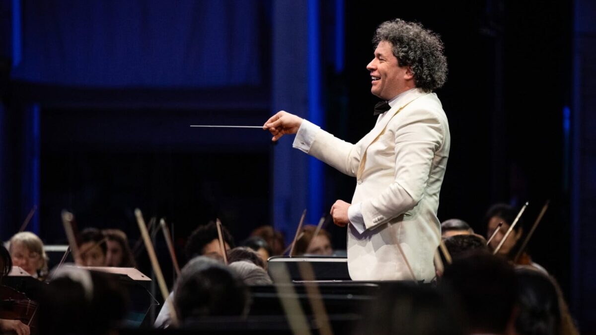 Gustavo Dudamel dirigiendo a la LA Phil en el Hollywood Bowl.