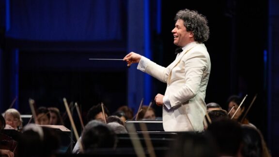 Gustavo Dudamel dirigiendo a la LA Phil en el Hollywood Bowl.