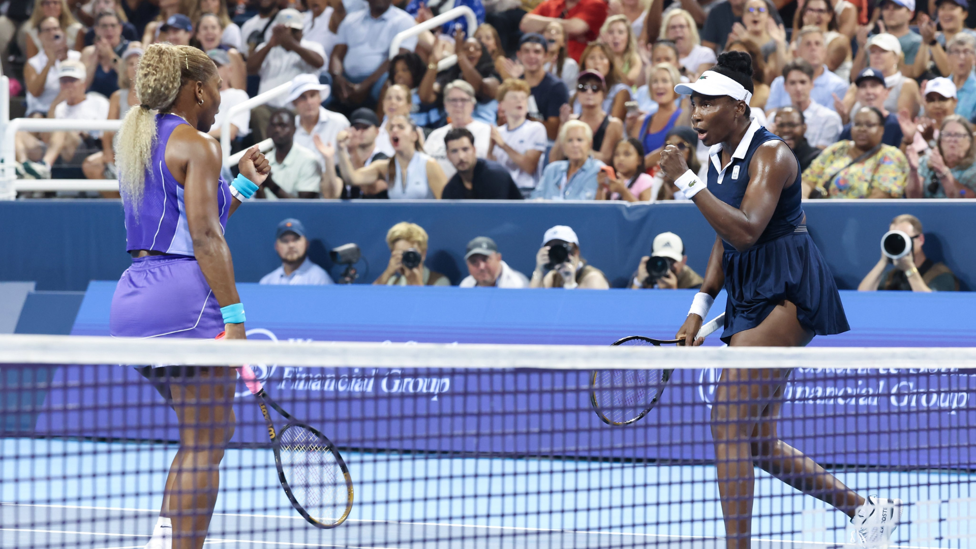 Venus y Serena Williams jugando en el Open de