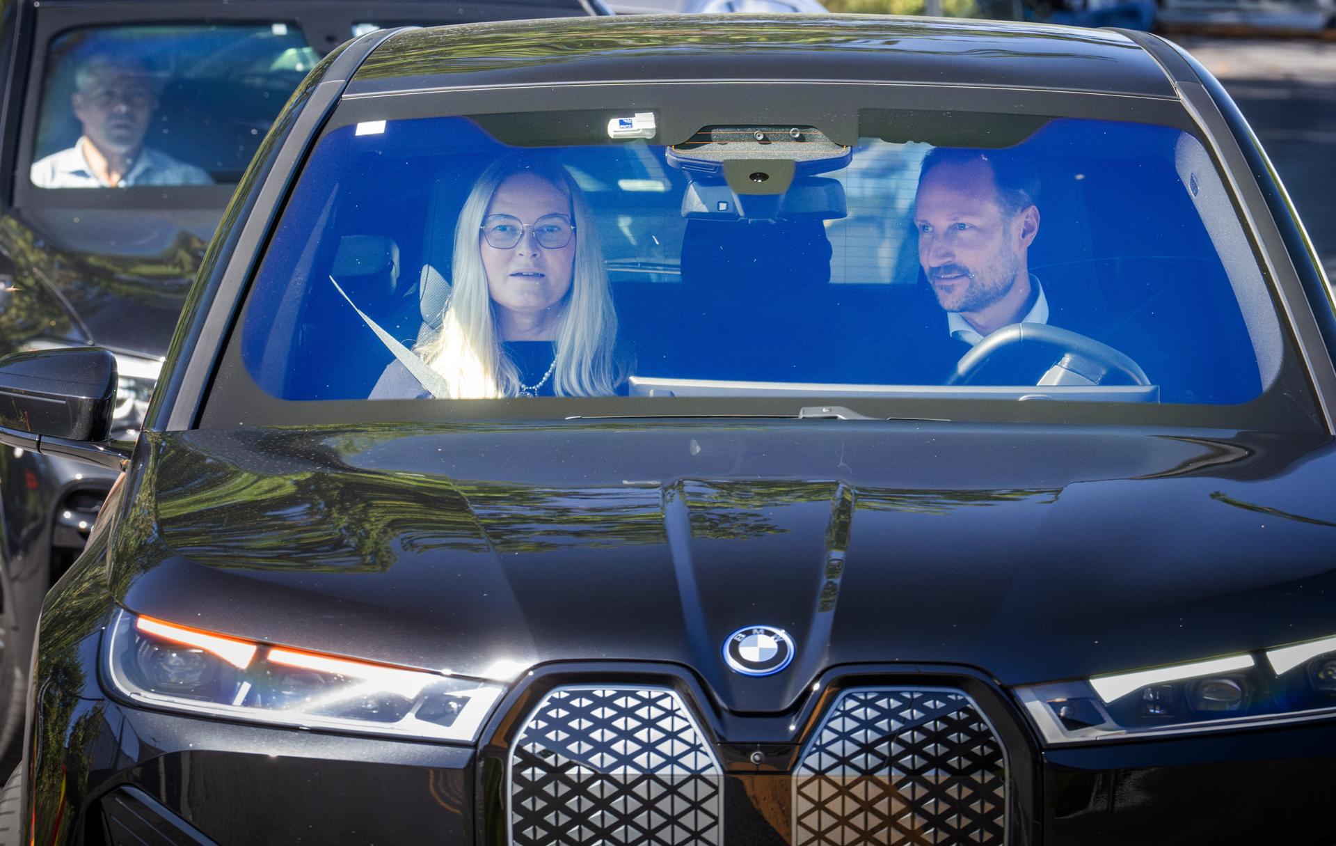 FOTODELDÍA - OSLO (Noruega), 25/08/2026.- El príncipe heredero Haakon de Noruega (d) y la princesa heredera Mette-Marit (i) salen del Rikshospitalet, donde el rey Harald V recibe tratamiento, en Oslo (Noruega), el 25 de agosto de 2026. Según un comunicado de la Casa Real, la salud del monarca, de 89 años, se deterioró durante el fin de semana debido a una infección bacteriana en la sangre, aunque su estado se ha estabilizado tras recibir tratamiento con antibióticos. EFE/OLE BERG RUSTEN - NORWAY OUT