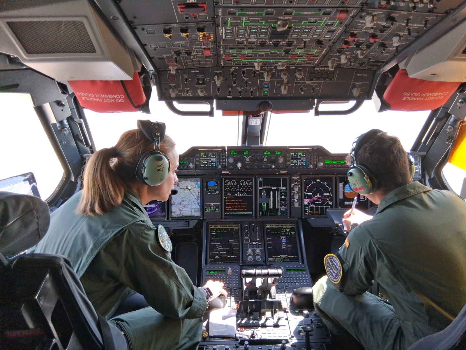 La comandante María Jesús Zafra realizando un briefing previo a un vuelo de reabastecimiento en un avión A-400M