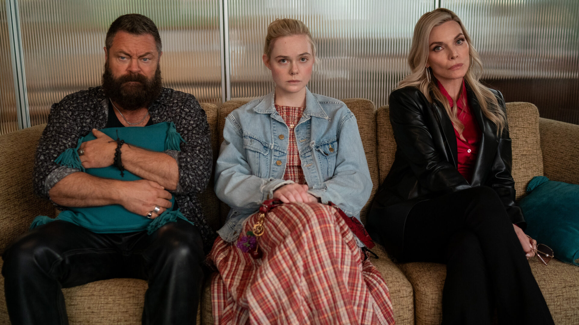 Nick Offerman, Elle Fanning y Michelle Pfeiffer en 'Margo's Got Money Troubles'.