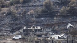 LA VILAVELLA (CASTELLÓN), 31/07/2026.- Paisaje quemado en la Vilavella (Castellón), uno de los municipios afectados por el incendio declarado el pasado sábado en La Vall d'Uixó (Castellón) que sigue sin estabilizar tras siete días activo, aunque el objetivo es conseguirlo este viernes y si no mañana, y mantiene evacuadas a 2.800 personas, tras haberse permitido hoy que vuelvan 2.400 vecinos, todos los que seguían evacuados menos los de Artana y Eslida. EFE/Kai Försterling