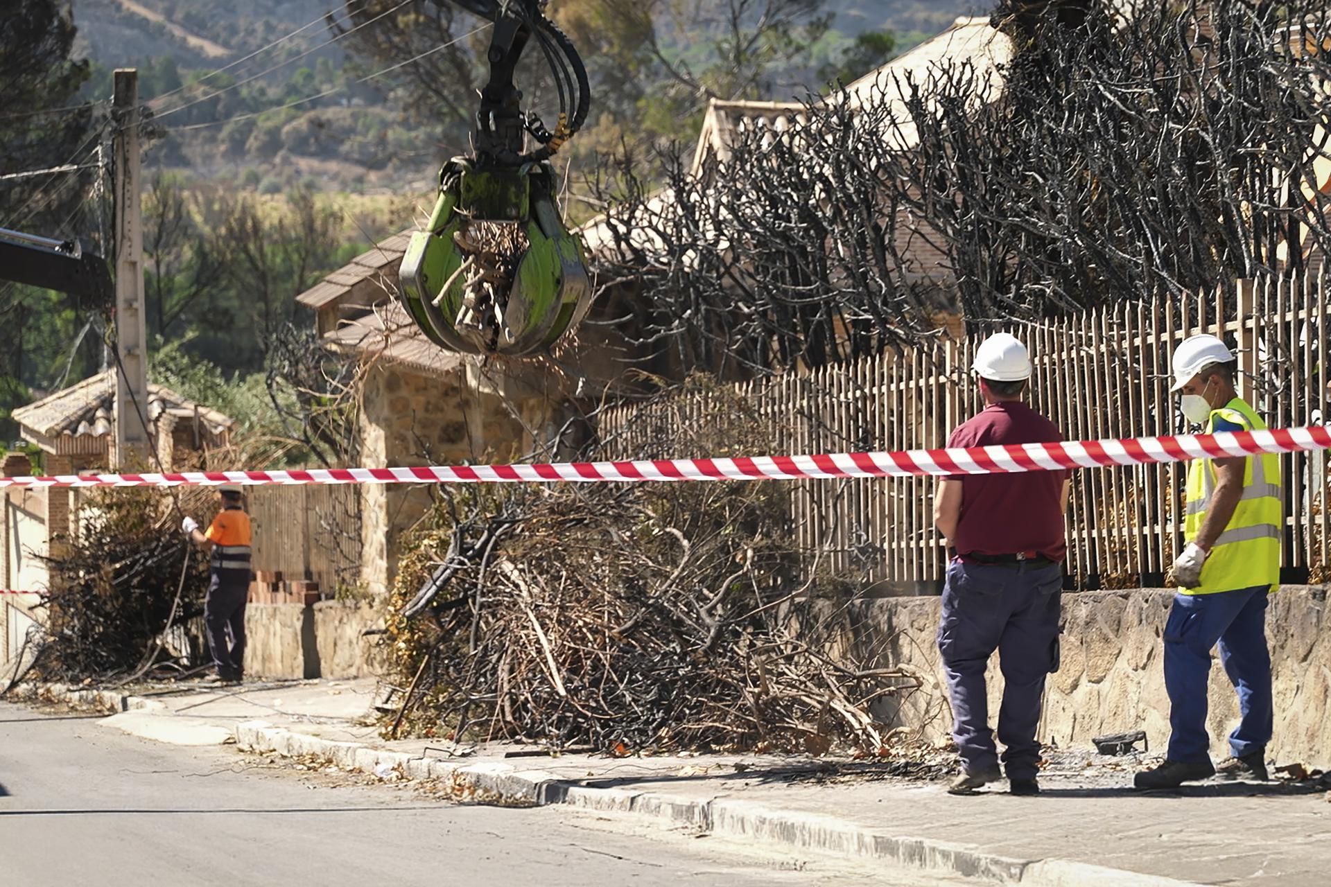 Madrid, 31/07/2026.- La Comunidad de Madrid ha comenzado los trabajos de limpieza, evaluación de daños y planificación de las actuaciones en los municipios afectados por los incendios de la sierra oeste, con un presupuesto de 20 millones de euros del Fondo de Reserva del Programa de Inversión Regional (PIR). El consejero de Presidencia, Justicia y Administración Local, Miguel Ángel García Martín, ha supervisado este viernes las intervenciones que se están llevando a cabo en las localidades de Pelayos de la Presa y de Robledo de Chavela. EFE/Comunidad de Madrid -SÓLO USO EDITORIAL/SOLO USO PERMITIDO PARA ILUSTRAR LA NOTICIA QUE APARECE EN EL PIE DE FOTO (CRÉDITO OBLIGATORIO)-
