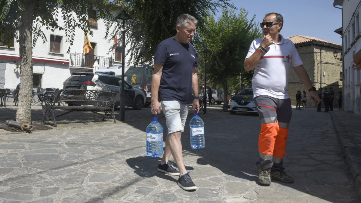 LAS PEÑAS DE RIGLOS (HUESCA), 19/08/2026.- Inicio de la llegada de los vecinos a Bailo, donde se entregan garrafas de agua para los vecinos en el ayuntamiento, como consecuencia del incendio en las Peñas de Riglos. EFE/ Javier Blasco