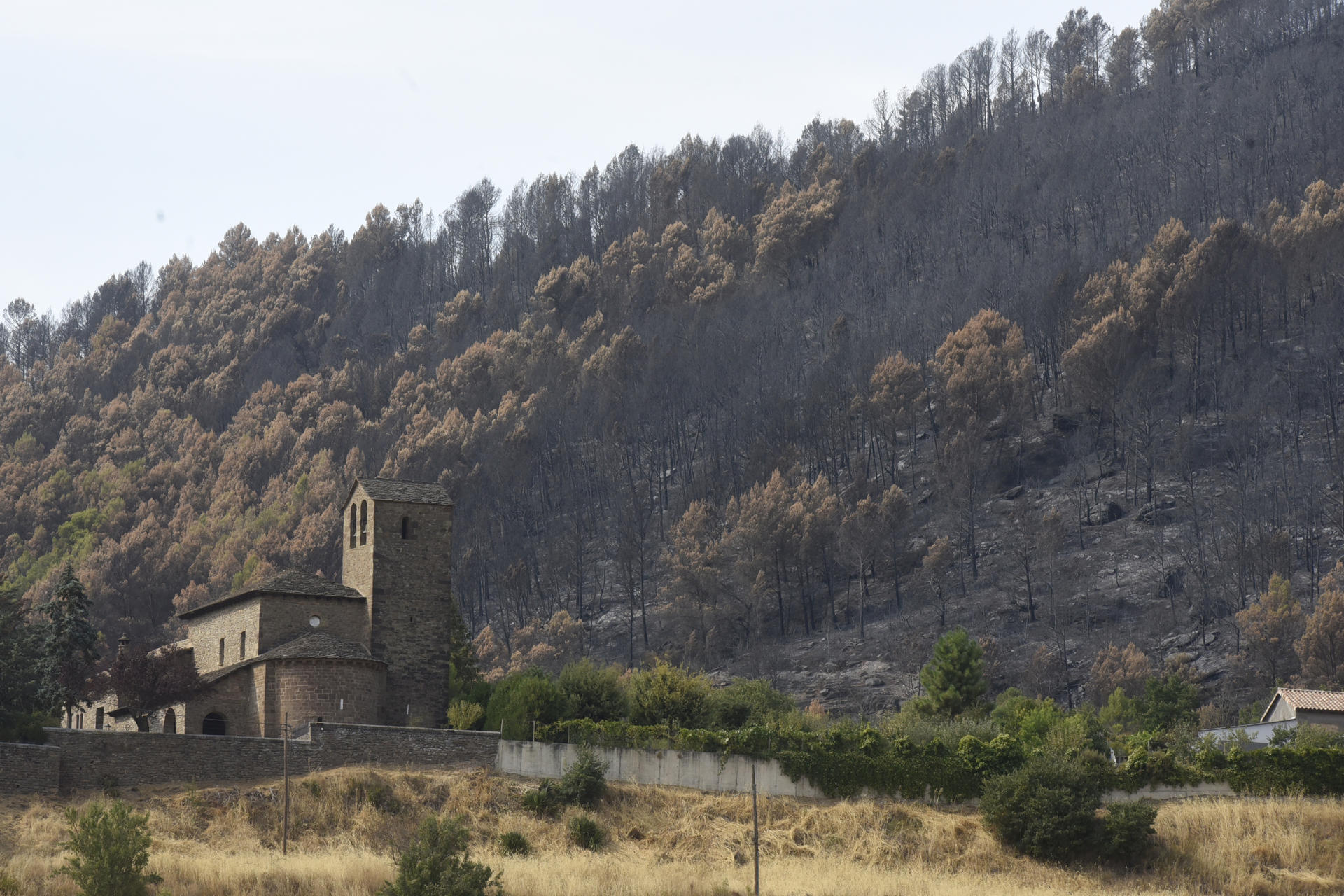 GRAF1219. PEÑAS DE RIGLOS (HUESCA), 17/08/2026.- Puesto de mando avanzado del incendio de las Peñas de Riglos, junto al pueblo de Santa María de la Peña, uno de los pueblos que está desalojado por los incendios. Los 1.049 vecinos de los diecinueve municipios evacuados a causa del incendio de Las Peñas de Riglos (Huesca) podrán ir volviendo paulatinamente a sus casas a partir de mañana ante la buena evolución del fuego, aunque todavía no esté completamente estabilizado. EFE/ Javier Blasco