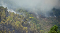 PINOFRANQUEADO (CÁCERES), 20/08/2026.- Los medios de extinción trabajan en la alquería del Cerezal afectada por el incendio de la comarca cacereña de Las Hurdes, que ya ha quemado 4.800 hectáreas. EFE/EDUARDO PALOMO