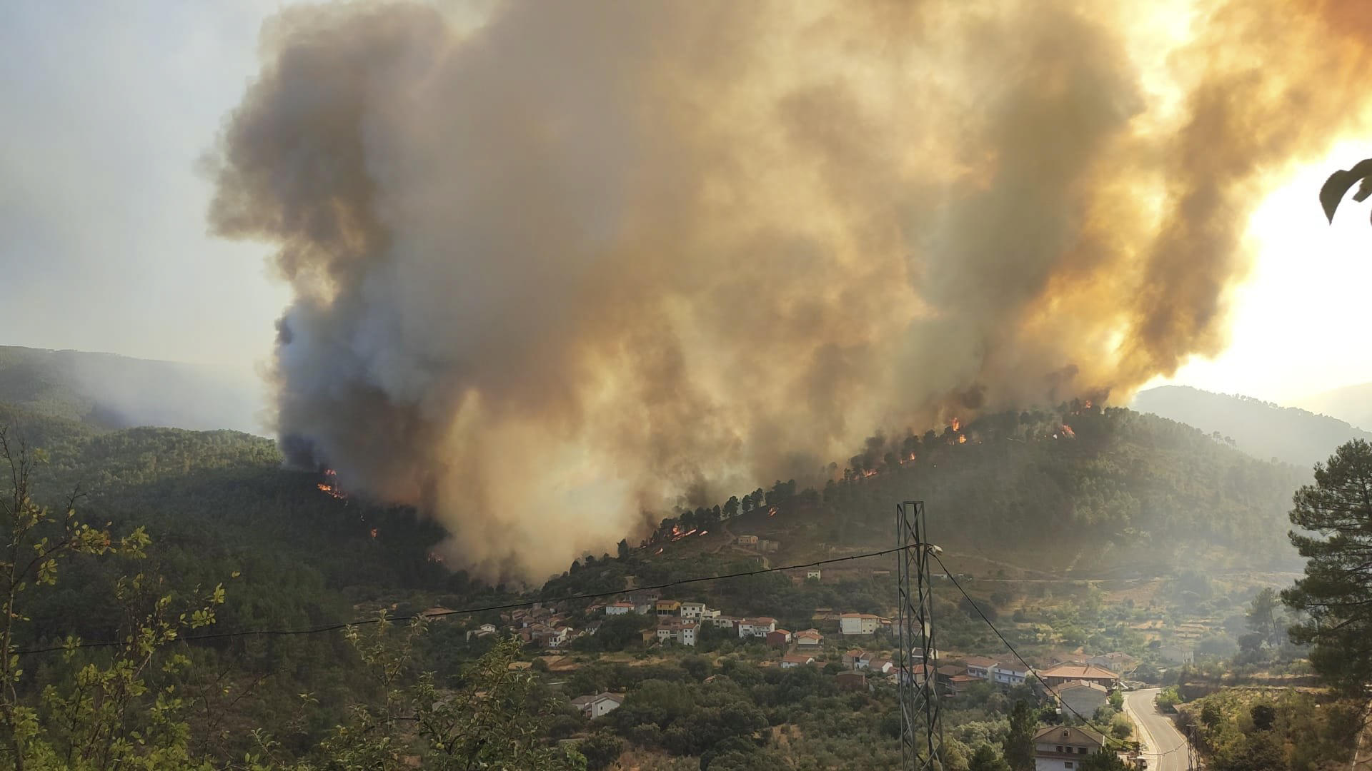 PINOFRANQUEADO (CÁCERES), 19/08/2026.- El incendio forestal declarado en Pinofranqueado (Cáceres) arrasa 2.200 hectáreas y deja en el aire la evacuación de otras 1.200 personas, que se sumarían a las 700 ya desalojadas. EFE/Cuenta en X de la Asociación de Trabajadores de las Brigadas Forestales (ATBRIF) SOLO USO EDITORIAL/SOLO DISPONIBLE PARA ILUSTRAR LA NOTICIA QUE ACOMPAÑA (CRÉDITO OBLIGATORIO)