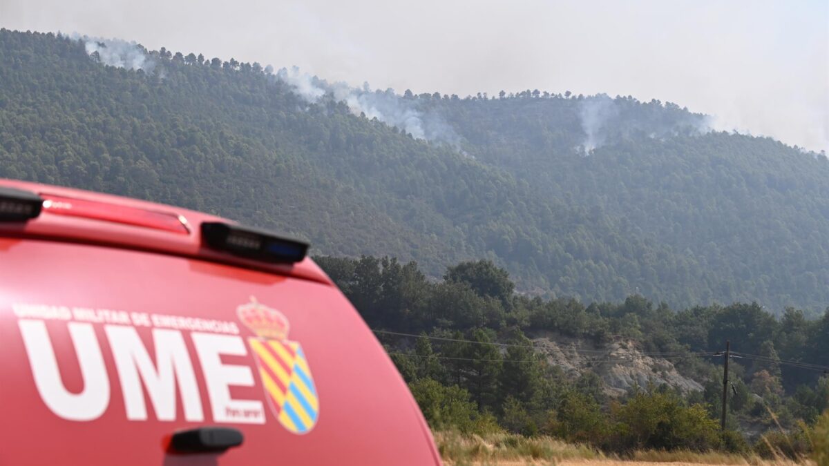 Columnas de humo durante las labores de extinción de un incendio forestal, a 14 de agosto de 2026, en Las Peñas de Riglos, Hoya de Huesca, Huesca, Aragón (España).