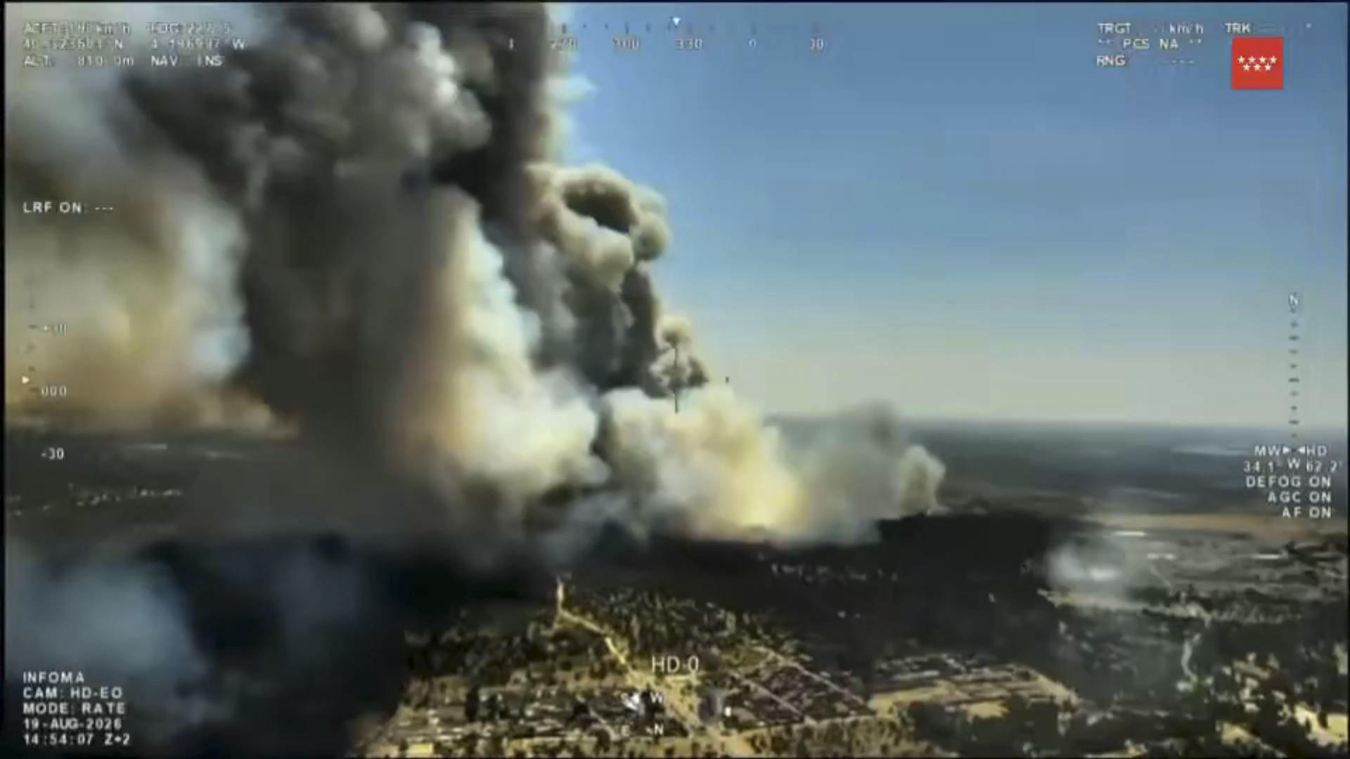ALDEA DEL FRESNO (MADRID), 19/08/2026.- Captura de vídeo. Un nuevo incendio forestal se ha declarado este miércoles en Aldea del Fresno y ha obligado a confinar esta localidad y el municipio próximo de Villamantilla, mientras trabajan en la zona una veintena de dotaciones terrestres y cinco medios aéreos, según ha detallado Emergencias 112 Comunidad de Madrid en un mensaje remitido a los medios. EFE/Emergencias 112. SOLO USO EDITORIAL/SOLO DISPONIBLE PARA ILUSTRAR LA NOTICIA QUE ACOMPAÑA (CRÉDITO OBLIGATORIO)