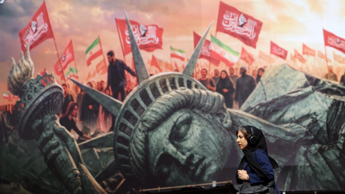 TEHRAN (IRAN(Islamic Republic Of)), 13/08/2026.- An Iranian woman walks next to an anti-US billboard at the Enghelab square in central Tehran, Iran, 13 August 2026. Tensions between Iran and the US remain high as opposing claims persist over shipping control in the Strait of Hormuz. (Teherán) EFE/EPA/ABEDIN TAHERKENAREH RESTRICTIONS: NO Access Israel Media/Persian Language TV Stations Outside Iran/Strictly No Access BBC Persian/VOA Persian/Manoto TV/Iran International TV. (As mandated by Iran's Directorate General for Foreign Media) --