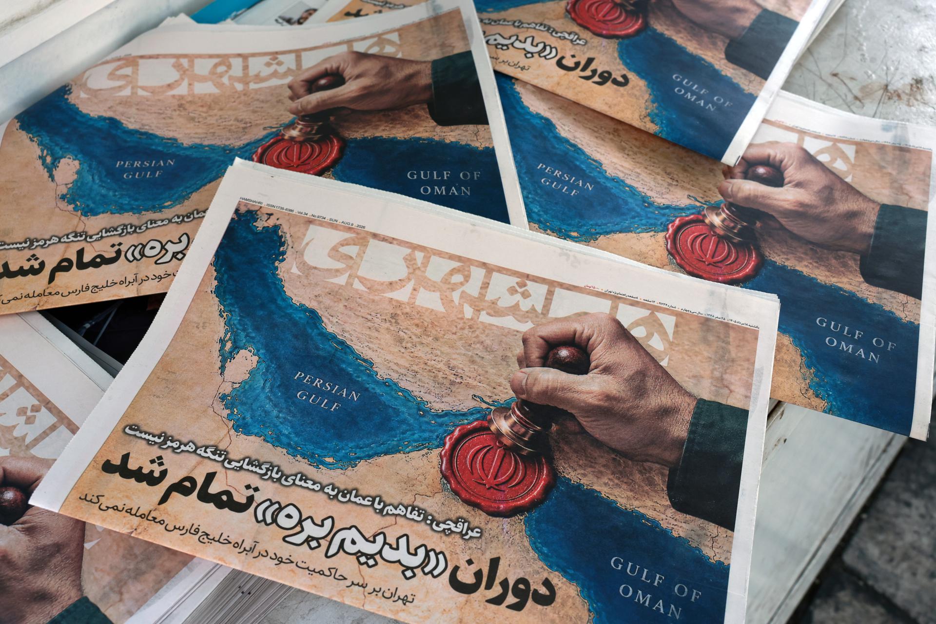 TEHRAN (IRAN(Islamic Republic Of)), 09/08/2026.- Copies of the Iranian daily newspaper Hamshahri, which features a picture of the Strait of Hormuz and a headline quoting Iranian Foreign Minister Abbas Araghchi: 'The Oman deal doesnt mean the reopening of the Strait of Hormuz,' are on display outside a kiosk in central Tehran, Iran, 09 August 2026. The Iranian Foreign Ministry stated the agreement with Oman would not imply reopening the Strait of Hormuz without the United States accepting the Iranian proposals. (Estados Unidos, Teherán) EFE/EPA/ABEDIN TAHERKENAREH RESTRICTIONS: NO Access Israel Media/Persian Language TV Stations Outside Iran/Strictly No Access BBC Persian/VOA Persian/Manoto TV/Iran International TV. (As mandated by Iran's Directorate General for Foreign Media) -- ISRAEL OUT --