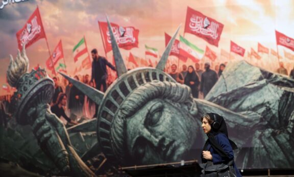 TEHRAN (IRAN(Islamic Republic Of)), 13/08/2026.- An Iranian woman walks next to an anti-US billboard at the Enghelab square in central Tehran, Iran, 13 August 2026. Tensions between Iran and the US remain high as opposing claims persist over shipping control in the Strait of Hormuz. (Teherán) EFE/EPA/ABEDIN TAHERKENAREH RESTRICTIONS: NO Access Israel Media/Persian Language TV Stations Outside Iran/Strictly No Access BBC Persian/VOA Persian/Manoto TV/Iran International TV. (As mandated by Iran's Directorate General for Foreign Media) --