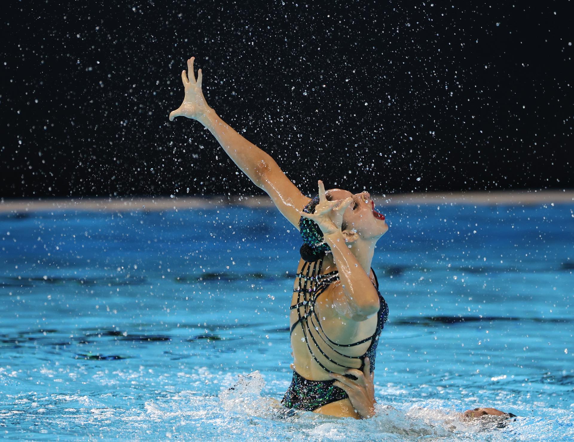 SINGAPORE (Singapore), 25/07/2025.- Dennis Gonzalez Boneu and Iris Tio Casas of Spain compete during the Mixed Duet Free finals of artistic swimming at the World Aquatics Championships Singapore 2025 in Singapore, 25 July 2025. (España, Singapur) EFE/EPA/FAZRY ISMAIL