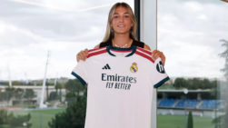 Irune Dorado posando con la camiseta del Real Madrid