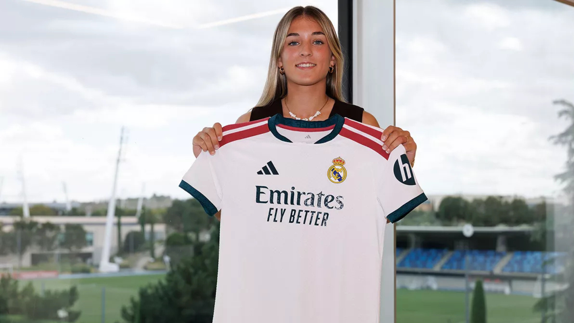 Irune Dorado posando con la camiseta del Real Madrid
