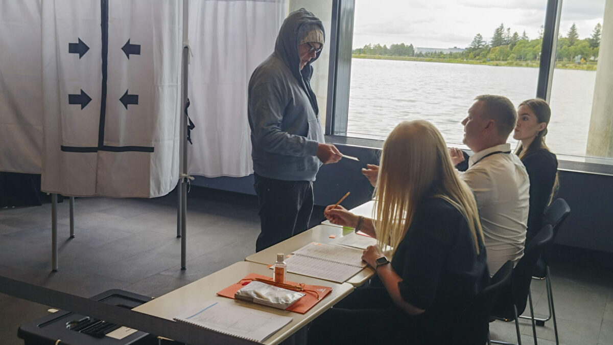 REIKIAVIK, 29/08/2026.- Islandia ya vota este sábado sobre retomar las negociaciones de ingreso a la Unión Europea (UE), interrumpidas en 2013, en una consulta que ha dividido a este país nórdico y con incertidumbre sobre el resultado final. EFE/Anxo Lamela