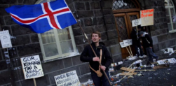 Un ciudadano islandés llevando la bandera de Islandia