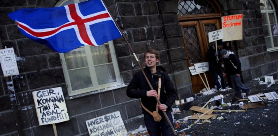 Un ciudadano islandés llevando la bandera de Islandia