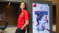 Jenni Hermoso posa el día de su fichaje con el Atlético de Madrid en las instalaciones del Metropolitano