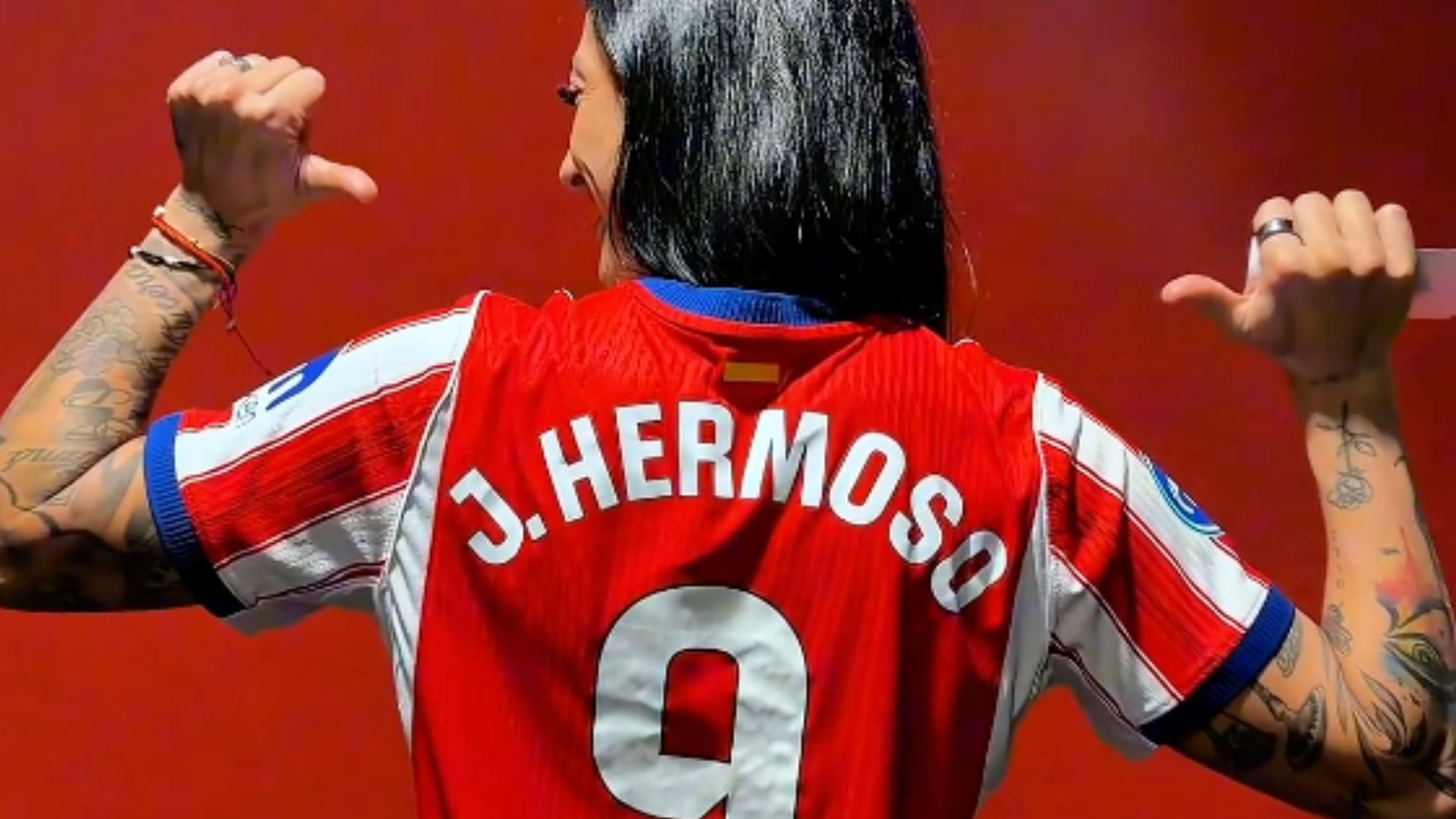 La jugadora Jenni Hermoso posa con su nueva camiseta tras fichar por el Atlético de Madrid