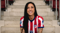 Jennifer Hermoso posando con la camiseta del Atlético de Madrid