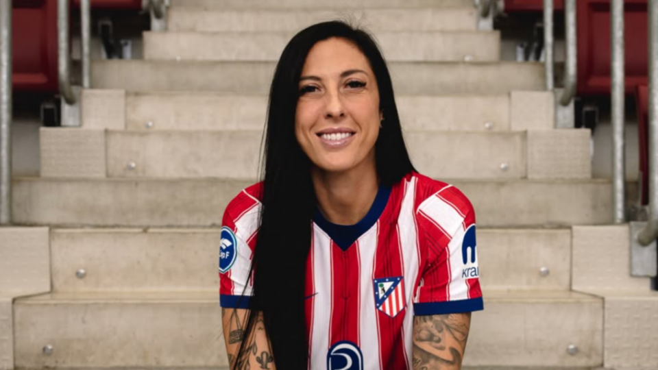 Jennifer Hermoso posando con la camiseta del Atlético de Madrid