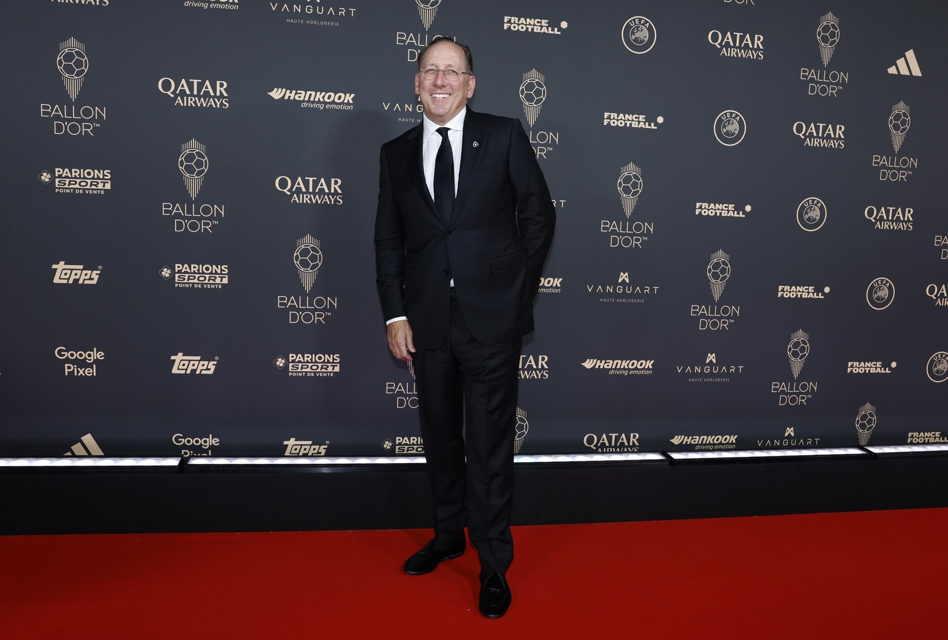 PARIS (France), 22/09/2025.- John Textor, US businessman and founder of Eagle Football Holdings, arrives for the Ballon d'Or 2025 ceremony at the Theatre du Chatelet in Paris, France, 22 September 2025. (Francia) EFE/EPA/Mohammed Badra