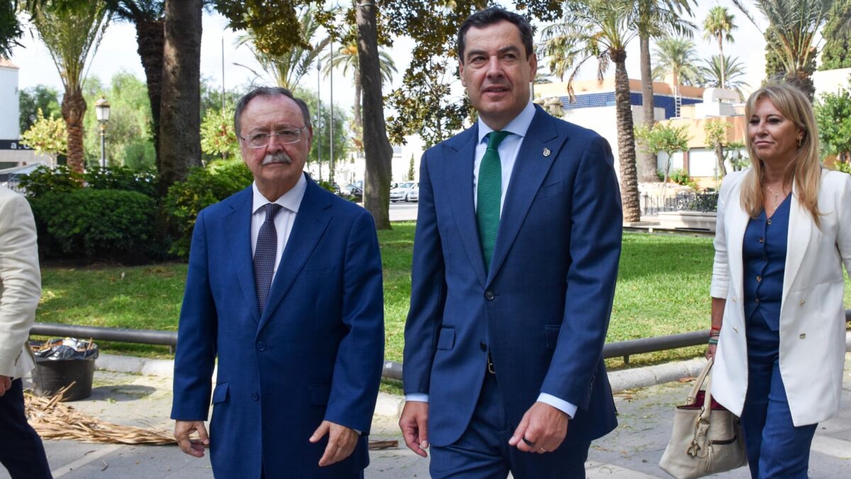 El presidente de la Junta de Andalucía, Juanma Moreno (d) y el presidente de Ceuta, Juan Jesús Vivas. Gabriela Sardá Núñez - Europa Press