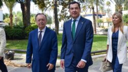 El presidente de la Junta de Andalucía, Juanma Moreno (d) y el presidente de Ceuta, Juan Jesús Vivas. Gabriela Sardá Núñez - Europa Press