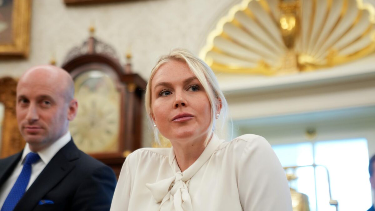 Washington (United States), 03/08/2026.- White House press secretary Karoline Leavitt and Deputy Chief of Staff Stephen Miller (L) look on as US President Donald Trump announces an executive order establishing the Presidential Military Spouse Commission, in the Oval Office at the White House in Washington, DC, USA, 03 August 2026. EFE/EPA/Allison Robbert / POOL