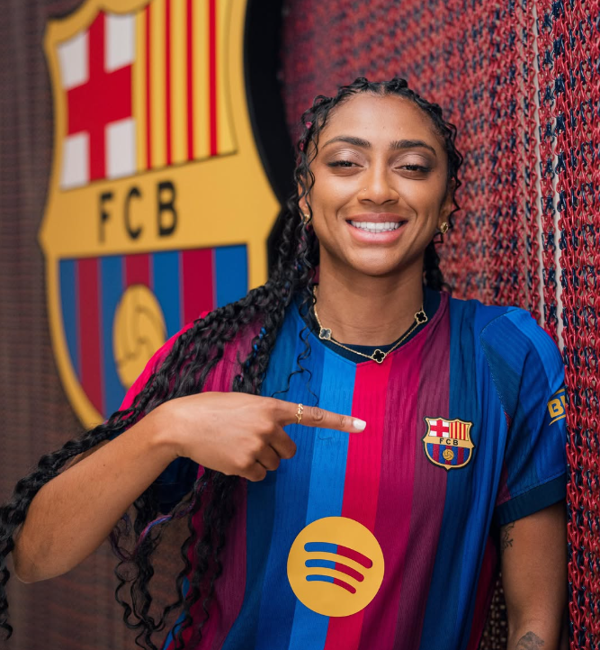 Kerolin Nicoli posando con la camiseta del FC Barcelona