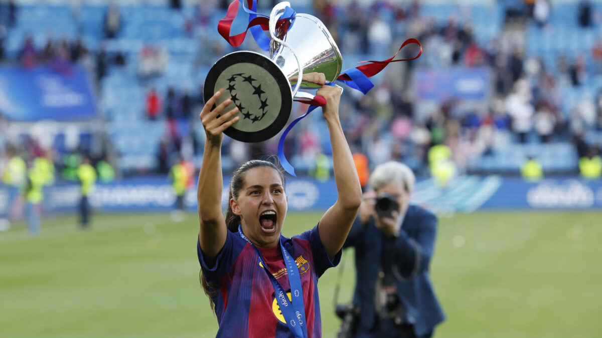 OSLO (NORUEGA), 23/05/2026.- La delantera del Barcelona Kika Nazareth celebra con el trofeo, al término del partido de la final de la Liga de Campeones que FC Barcelona y Olympique de Lyon han disputado este sábado en el estadio Ullevaal de Oslo. EFE/Alberto Estévez