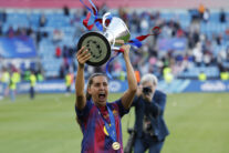 OSLO (NORUEGA), 23/05/2026.- La delantera del Barcelona Kika Nazareth celebra con el trofeo, al término del partido de la final de la Liga de Campeones que FC Barcelona y Olympique de Lyon han disputado este sábado en el estadio Ullevaal de Oslo. EFE/Alberto Estévez