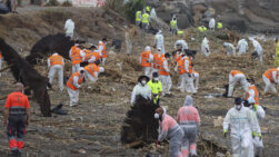 CEUTA, 21/08/2026.- Limpieza de la playa del Trampolín tras su desalojo en Ceuta, este viernes. El secretario de Estado Juventud e Infancia, Rubén Pérez Correa, ha considerado "factible" llevar a cabo "en un plazo de pocas semanas" el traslado de 500 niñas migrantes no acompañadas desde Ceuta a la Península y, para ello, confía en la "voluntad" del Gobierno de la ciudad autónoma. EFE/Reduan