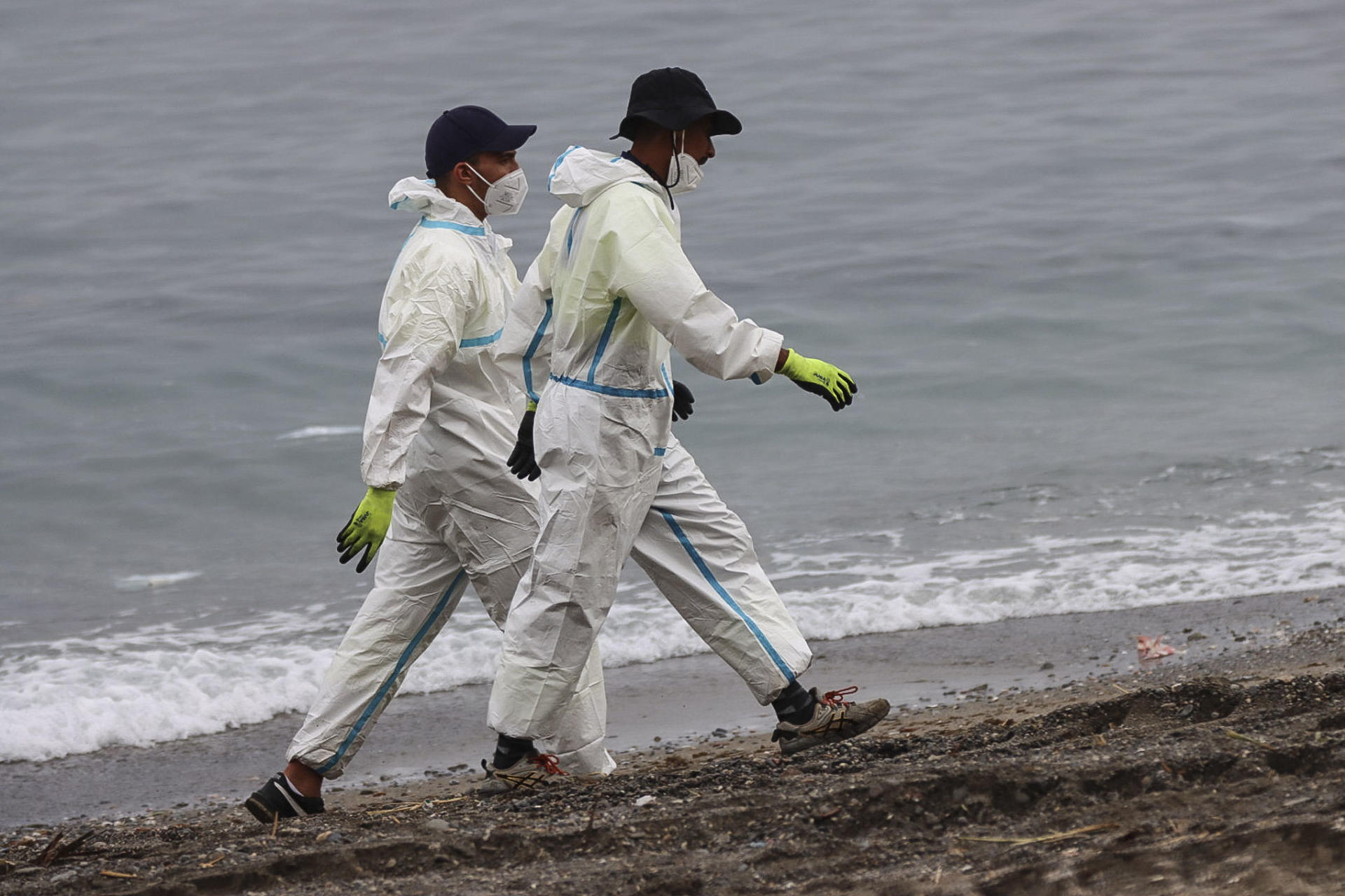 CEUTA, 21/08/2026.- Limpieza de la playa del Trampolín tras su desalojo en Ceuta, este viernes. El secretario de Estado Juventud e Infancia, Rubén Pérez Correa, ha considerado "factible" llevar a cabo "en un plazo de pocas semanas" el traslado de 500 niñas migrantes no acompañadas desde Ceuta a la Península y, para ello, confía en la "voluntad" del Gobierno de la ciudad autónoma. EFE/Reduan