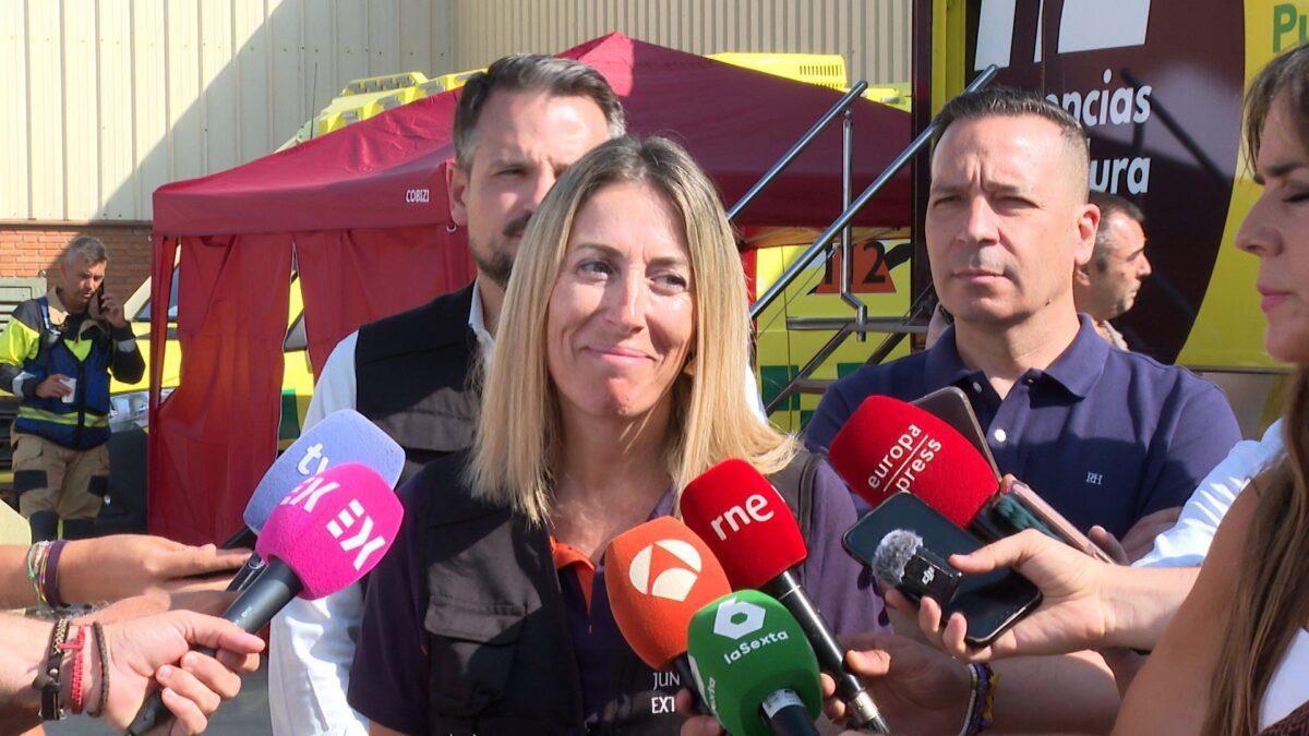 20/08/2026 La presidenta de la Junta de Extremadura, María Guardiola, atiende a los medios en Pinofranqueado después de participar en la reunión del Cecopi por el incendio de Las Hurdes POLITICA AUTONOMÍAS
