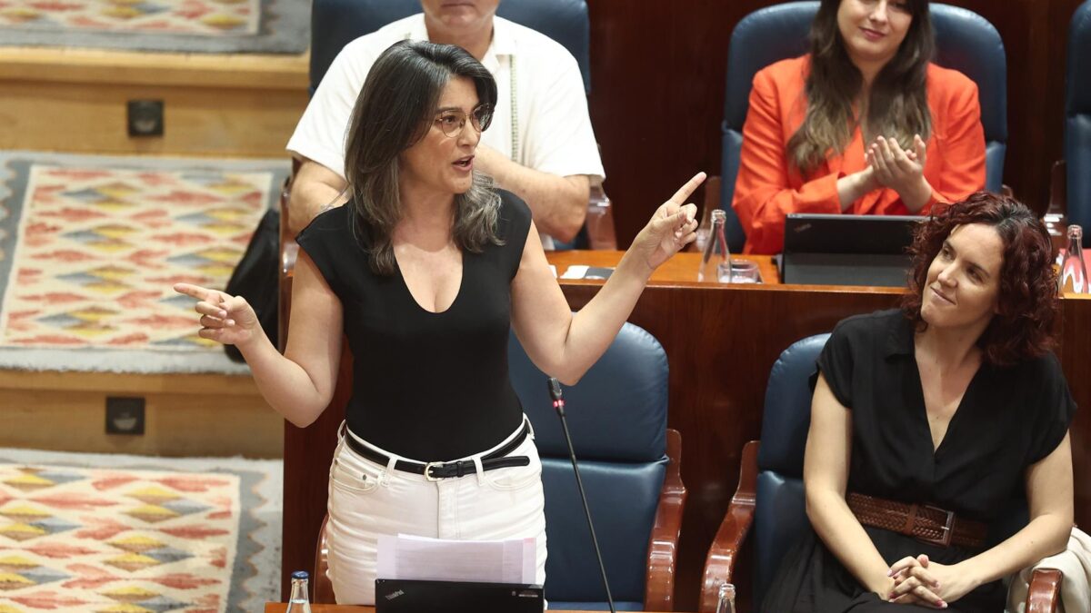 La portavoz de Más Madrid en la asamblea, Manuela Bergerot, durante una sesión plenaria.
