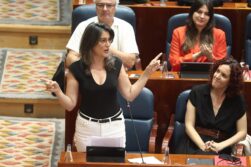 La portavoz de Más Madrid en la asamblea, Manuela Bergerot, durante una sesión plenaria.