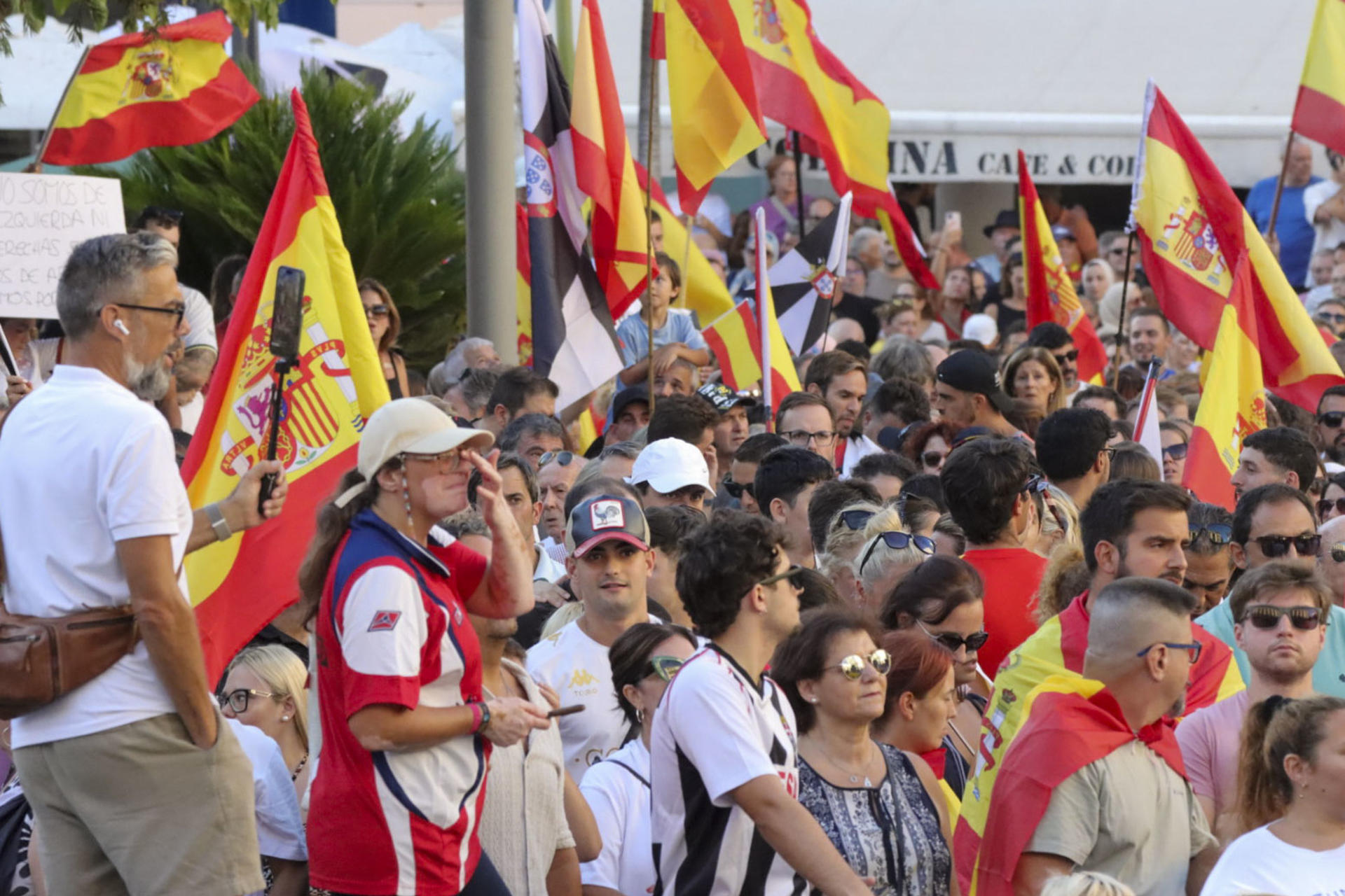 CEUTA, 26/08/2026.- Concentración este miércoles frente a la sede de la Delegación del Gobierno en Ceuta en protesta por la crisis migratoria que afecta a la ciudad. El Gobierno sacará los polideportivos de Ceuta del listado de instalaciones susceptibles de alojar a los miles de migrantes que permanecen en la ciudad tras la entrada masiva de personas desde Marruecos de finales de julio. EFE/Reduan