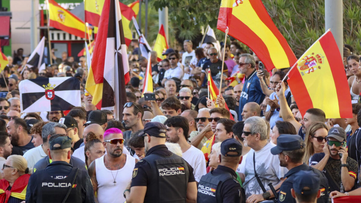 CEUTA, 26/08/2026.- Concentración este miércoles frente a la sede de la Delegación del Gobierno en Ceuta en protesta por la crisis migratoria que afecta a la ciudad. El Gobierno sacará los polideportivos de Ceuta del listado de instalaciones susceptibles de alojar a los miles de migrantes que permanecen en la ciudad tras la entrada masiva de personas desde Marruecos de finales de julio. EFE/Reduan