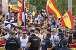 CEUTA, 26/08/2026.- Concentración este miércoles frente a la sede de la Delegación del Gobierno en Ceuta en protesta por la crisis migratoria que afecta a la ciudad. El Gobierno sacará los polideportivos de Ceuta del listado de instalaciones susceptibles de alojar a los miles de migrantes que permanecen en la ciudad tras la entrada masiva de personas desde Marruecos de finales de julio. EFE/Reduan