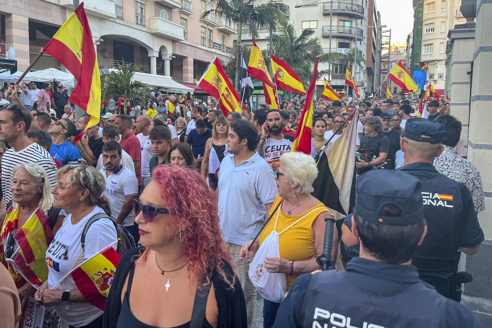 CEUTA, 26/08/2026.- Concentración este miércoles frente a la sede de la Delegación del Gobierno en Ceuta en protesta por la crisis migratoria que afecta a la ciudad. El Gobierno sacará los polideportivos de Ceuta del listado de instalaciones susceptibles de alojar a los miles de migrantes que permanecen en la ciudad tras la entrada masiva de personas desde Marruecos de finales de julio. EFE/Reduan